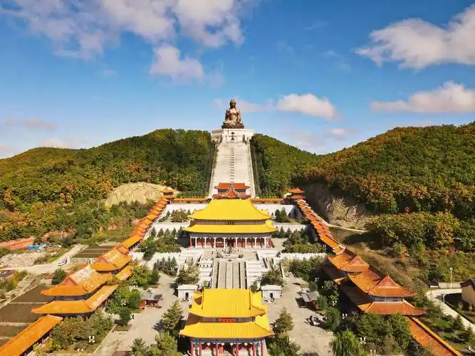 敦化南郊牡丹江畔的六鼎山,更是以曼妙的姿态,一步步款款走进秋天