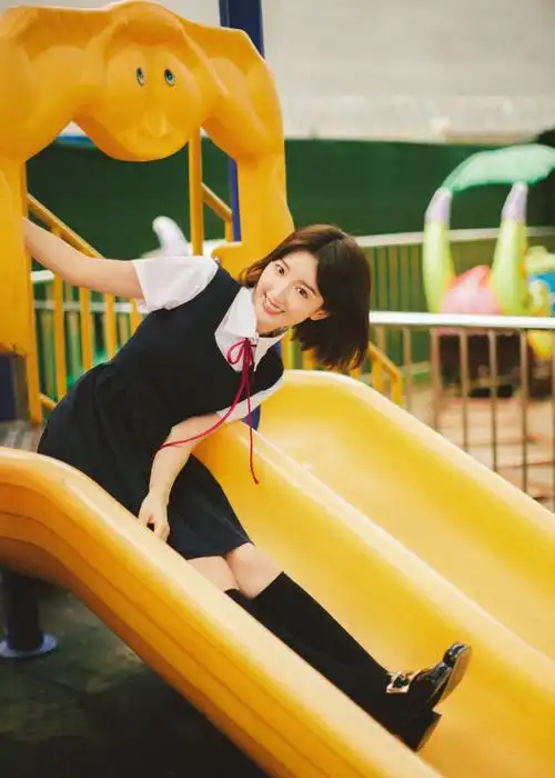 毛晓彤学姐妆比心自拍