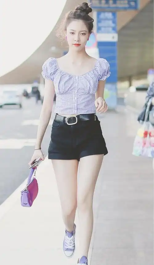 宋妍霏真是行走的衣架子,泡泡袖上衣配短裤清新减龄,甜美俏皮