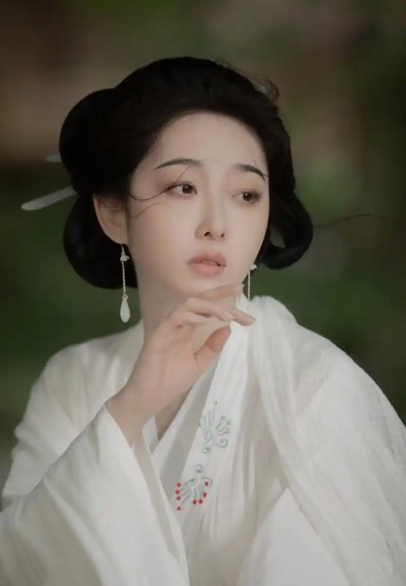 蒋梦婕不愧是"古典美人",一身素色古装造型,看上去清冷气质,美得古典