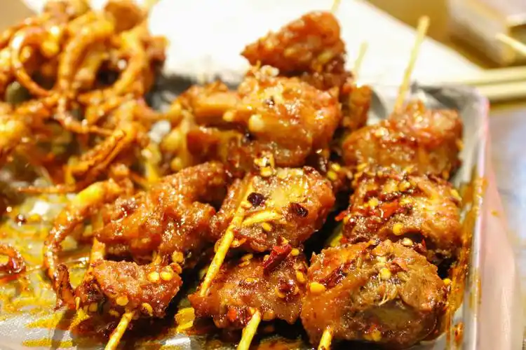 油炸土鲫鱼炸得鱼皮跟油渣一样了,好香~油爆工坊都正街25号返回搜狐