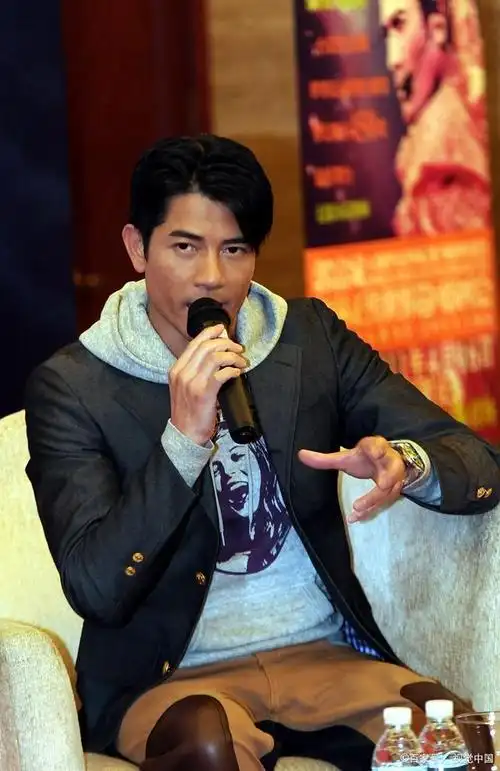 58岁郭富城过生日,方媛送3蛋糕大秀恩爱,真幸福