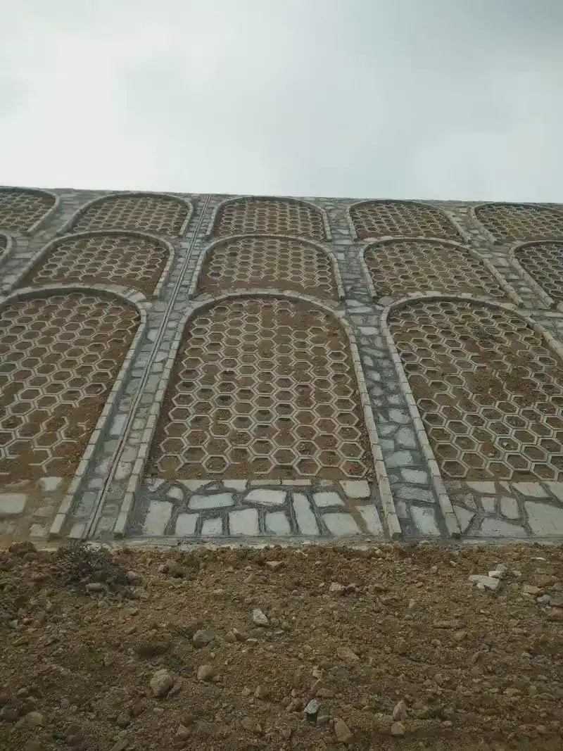 拱形骨架护坡模具# 拱形骨架模板,顾名思义,是一种用于制作拱形结构