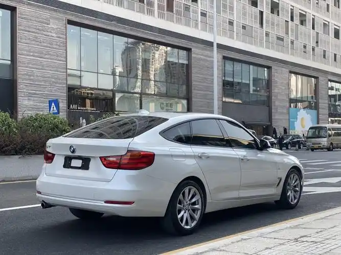 深圳2013年10月宝马宝马3系gt2013款320i风尚设计套装白色自动档