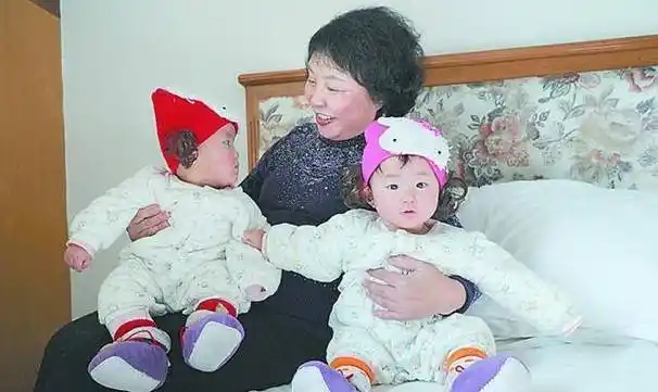 原创当初那位不顾劝阻生下双胞胎的60岁高龄产妇如今现状如何