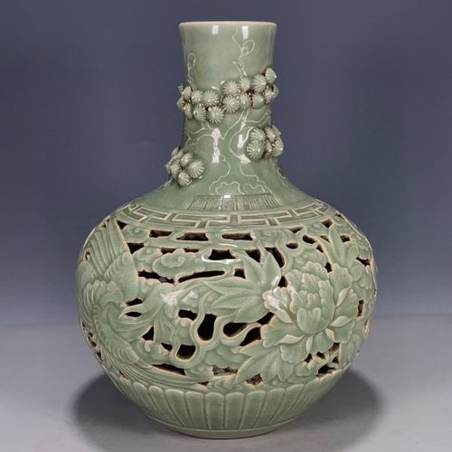 宋龙泉窑浮雕刻龙纹天球瓶仿古瓷器家居装饰老货摆件古董古玩