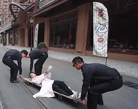 郭麒麟被"担架"抬走时,下意识说的话亮了,素质不是装出来的_手机搜狐