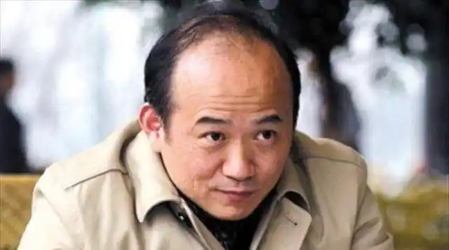 弟弟身价21亿坐拥湖北首富,亲哥找他借10万买铲车,却被一口回绝_世立