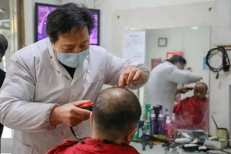 一把土刀剃头修面 客人直喊舒服_许师傅_顾客_手艺