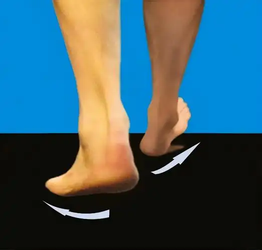 影响肌肉,韧带,骨骼的正常发育,最容易导致扁平足,内八字步,后足内外