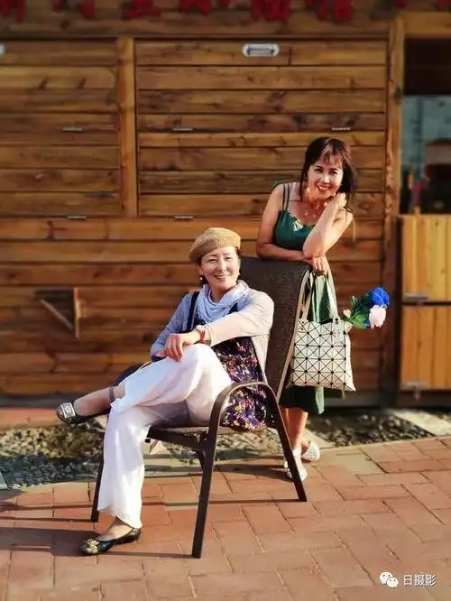 人像摄影摆姿,60岁左右中老年,如何摆pose最好,最自然