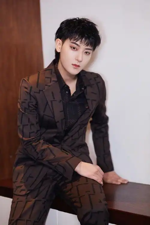 黄子韬这发型太帅了!不连接层次搭碎刘海a爆,咖色西装精致沉稳