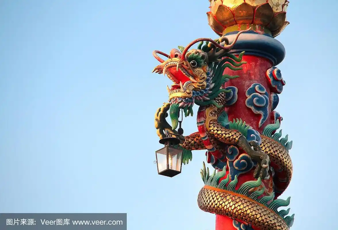 中国龙与灯装饰在红色的柱子上