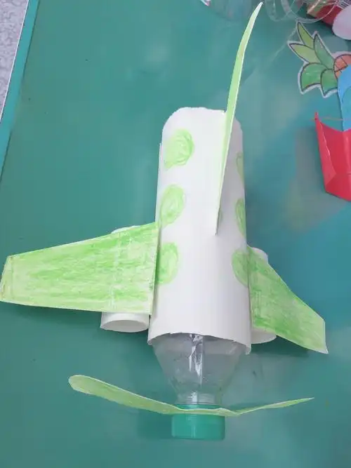 信丰县大桥镇幼儿园苗苗二班"小小废旧物 变身大改造"亲子手工制作