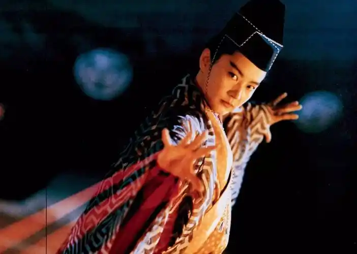 同样是女扮男装演东方不败,她遭到金庸痛批,而她和金庸成忘年交