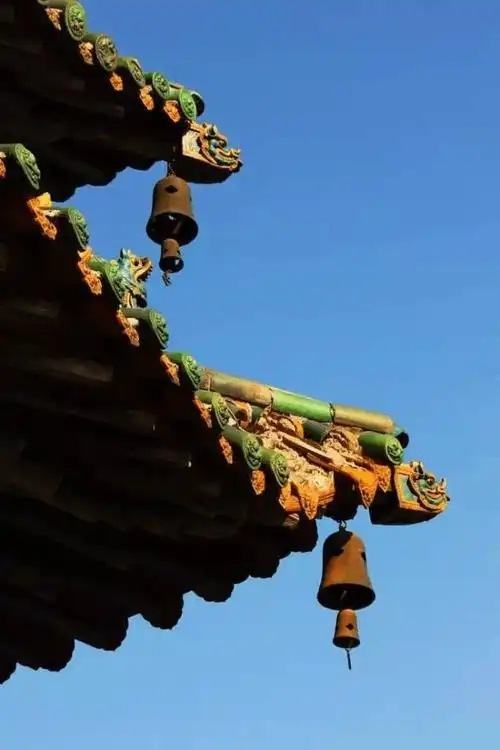 传入中国后,铎便被悬挂在寺庙殿宇宝塔之檐上,成为了我们所知道的风铃