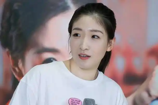 因此也收获很多的粉丝,这两年,随着年龄的增大,刘诗雯已经渐渐淡出了