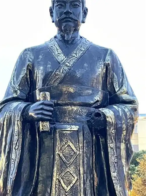 绍兴银泰惠风广场上范蠡塑像少了左手