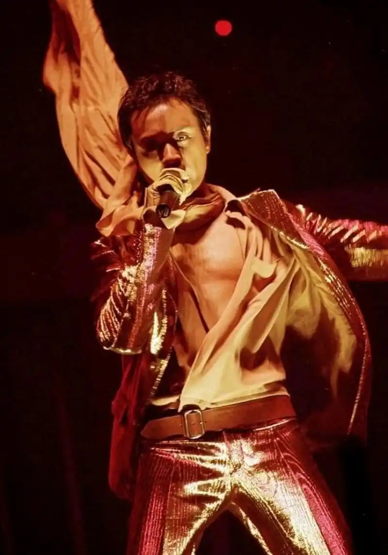 2000年,张国荣在上海《热情》演唱会 ​​​.