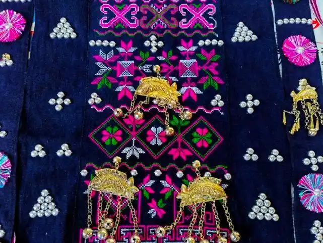 摆满了她亲手制作的各种哈尼族传统手工艺品和哈尼服饰图腾刺绣作品