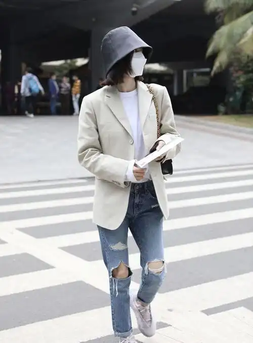 王丽坤戴渔夫帽搭破洞牛仔裤身材太苗条像一个清新的日系少女