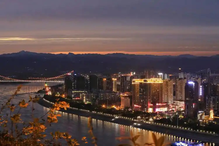 西阳西下的宜昌城市夜景