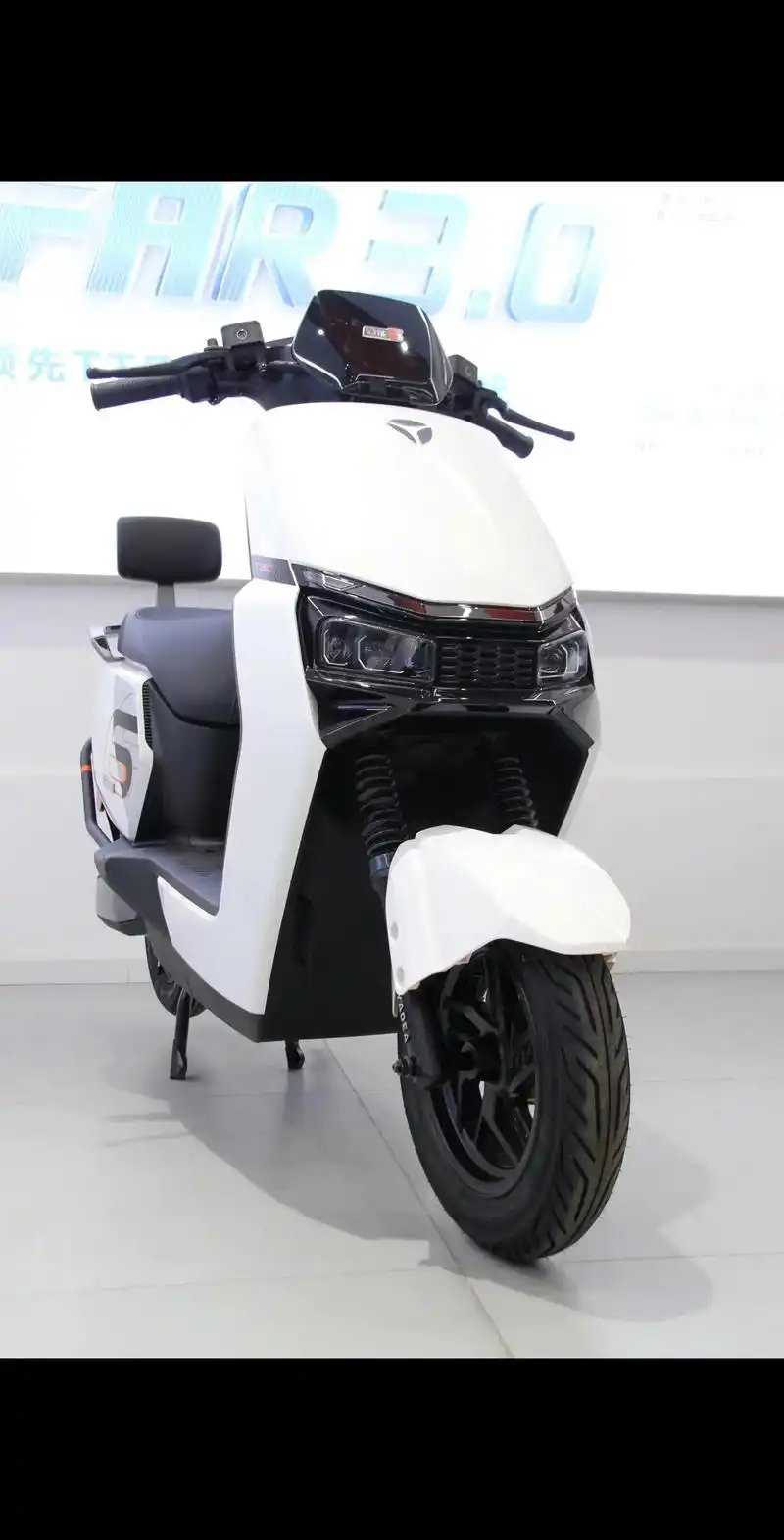 雅迪冠能6代t60-d.机甲外观,不惧风雨,霸气出行#太酷了 - 抖音