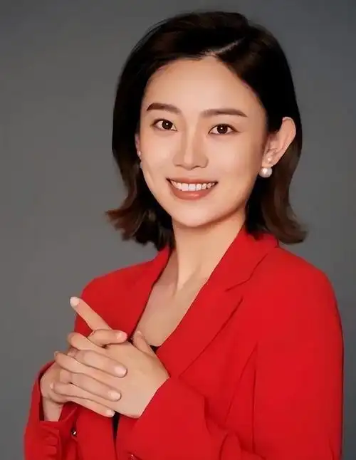 央视主持人李七月,不再被重用,她身上究竟发生了什么?