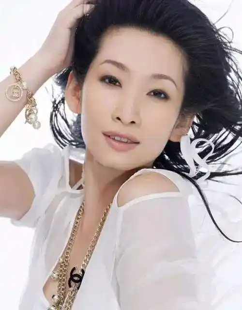 美人沟下巴有多好看林青霞下巴凹陷成经典戚薇变尖却失辨识度