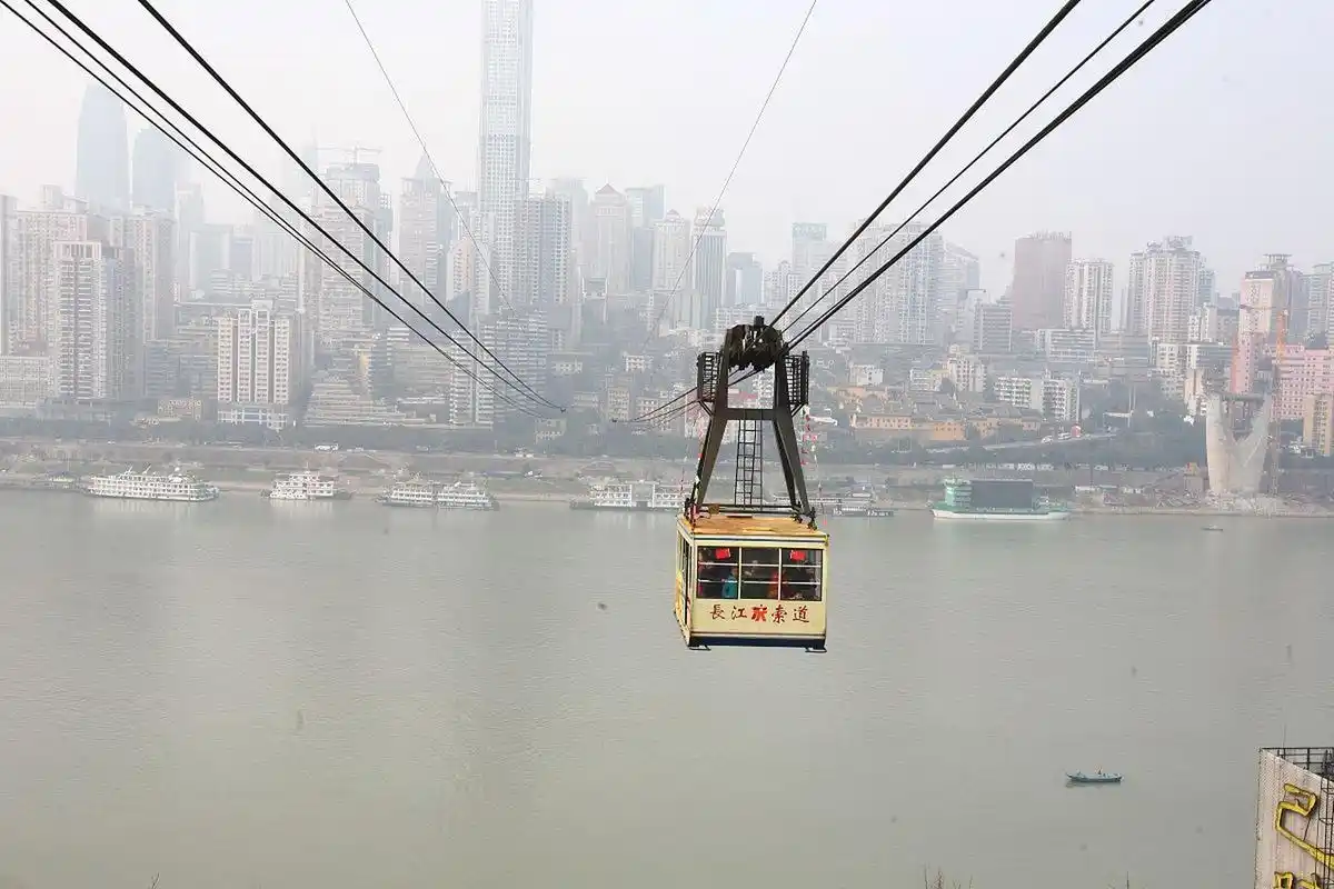 从渝中区的长安寺(新华路)起点,横跨长江,到达南岸区的上新街(龙门浩)