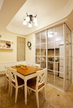 70小户型厨房玻璃隔断装修效果图