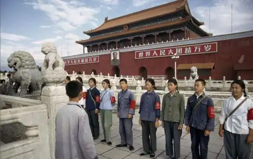 1973年,从外地来到北京的红卫兵在天安门前合影.摄影|bruno barbey