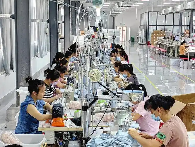 在马山县周鹿镇的广西昌辉制衣有限公司帮扶车间,工人们在生产线上