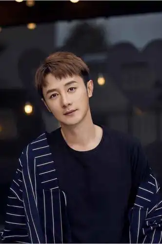 实力偶像艺人张倬闻秋冬写真喋血长江热播