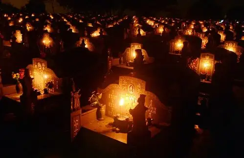 越来越多国人 br />改在晚上扫墓