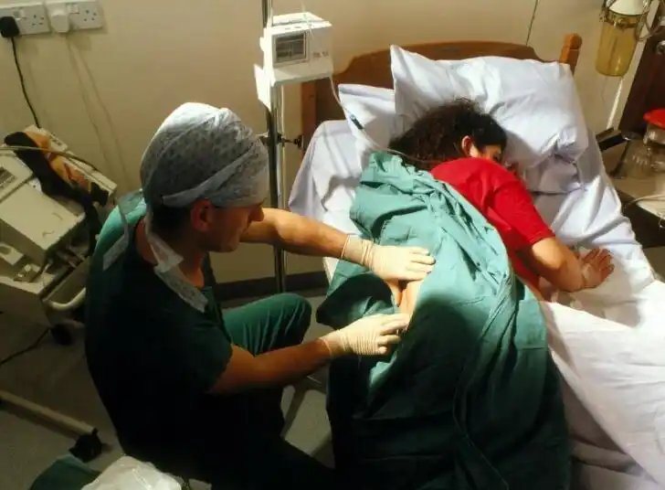 孕妇分娩时生不出来,医生在产道塞了一样东西,不一会孩子就出生