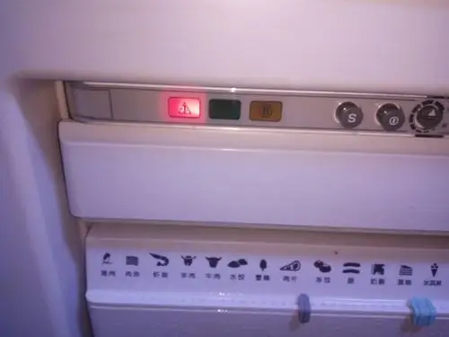 海尔冰箱像这样红灯一直报警是怎么回事?怎么办?