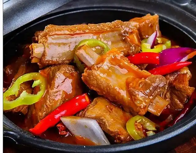 香辣排骨4,倒入彩椒丝,调入盐,翻炒均匀即可3,倒入芹菜茎和叶,翻炒至