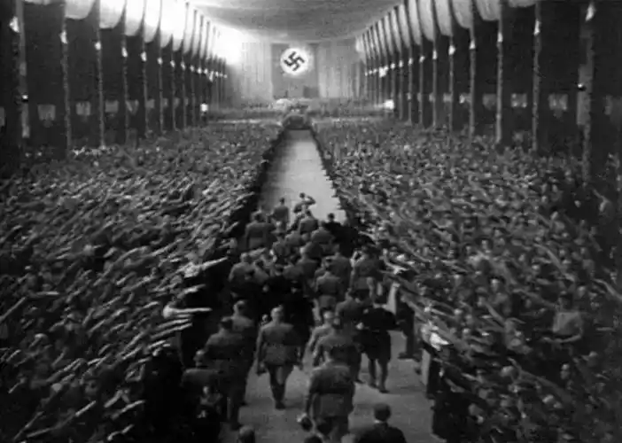 纳粹美学:为啥整齐划一,气势磅礴的集会表演就让德国人魔怔了?