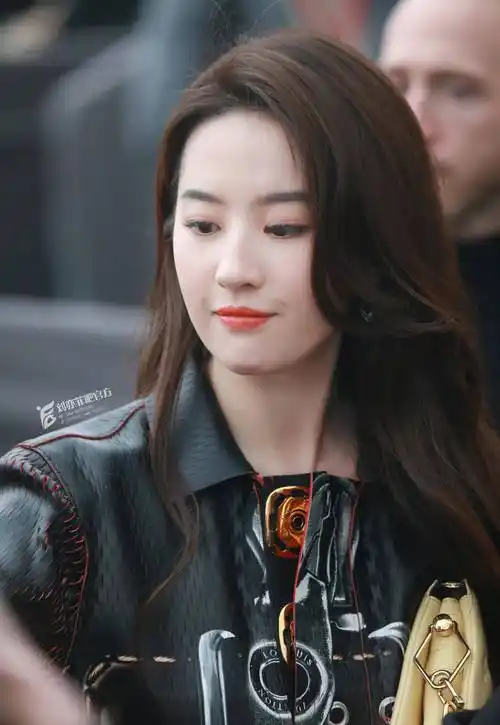 偶遇刘亦菲巴黎逛街,纯素颜好温柔漂亮,皮肤状态仿佛能掐出水_女明星