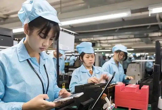 反观以前的社会工厂上班是大多数人的选择,这主要是因为很多人只拿到