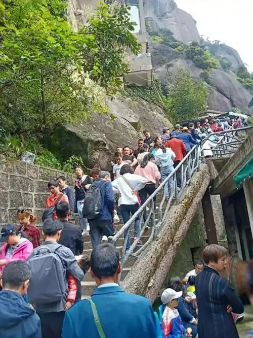 井然有序的的上山,下山人群