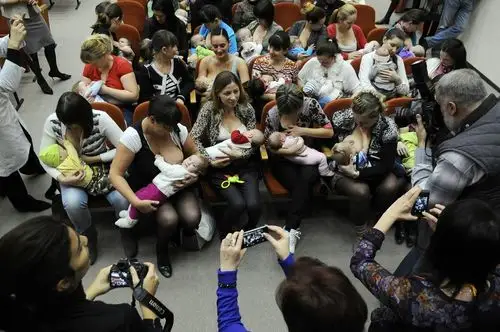 俄罗斯举行大型集体哺乳快闪活动