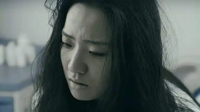 隔壁惊魂:警官告知女孩真相,不是她害死男友,而是男友想杀她!