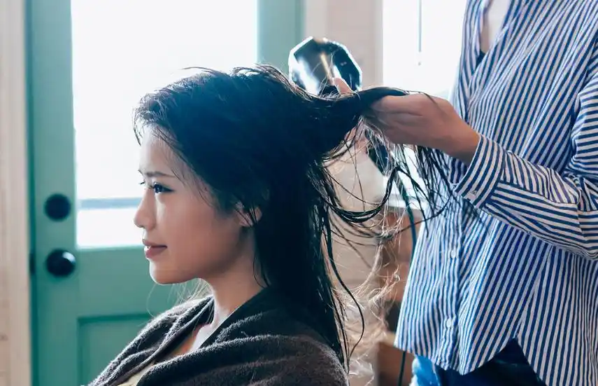 理发店吹得头发又顺又直,自己总吹不好,做到这三点谁吹都顺直