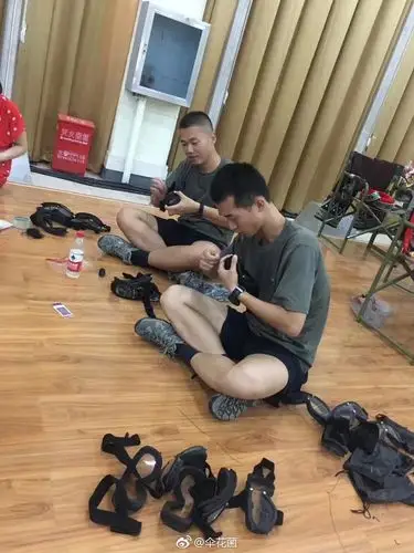 兵哥哥时尚style～如果你在大街看到一个小伙子穿着短裤把袜子提很高