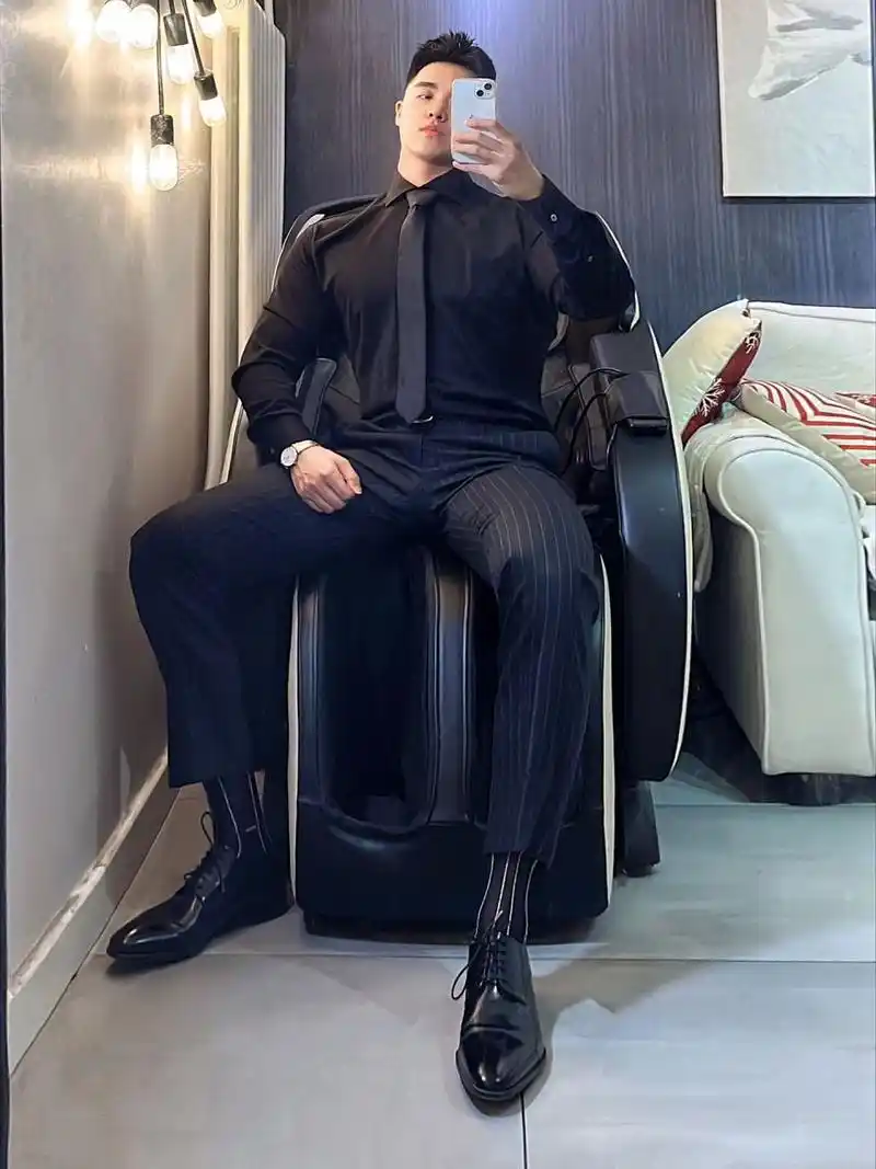 全身黑色正装穿搭 97黑衬衫和黑领带是绝配.