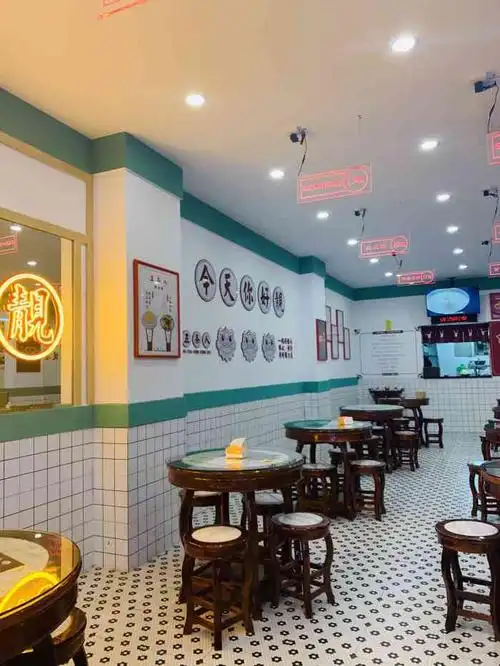 五条人糖水铺(钟楼店)-"甜品店在食品街南门西侧,店面装修很有广式...