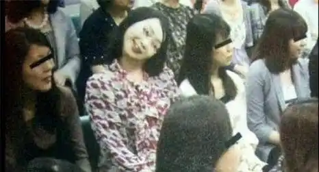 揭晓神秘"都市传说":日本诡异歪头女令人胆寒,真相让人发笑