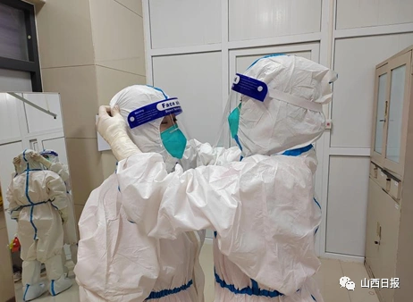 医护人员身穿全套防护服工作
